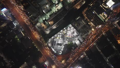 volando sobre carreteras y edificios bangkok