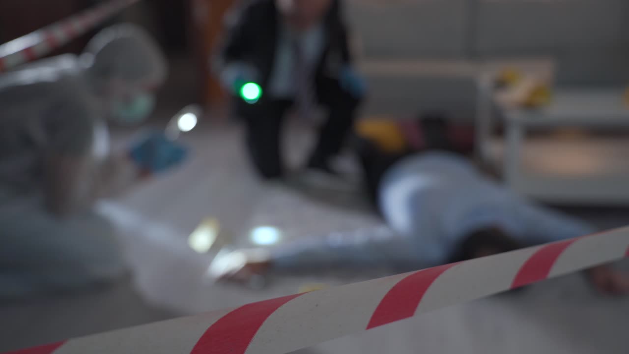 법의학 범죄 경찰 수사관들은 범죄 현장에서 증거를 조사합니다. 살인 수사.