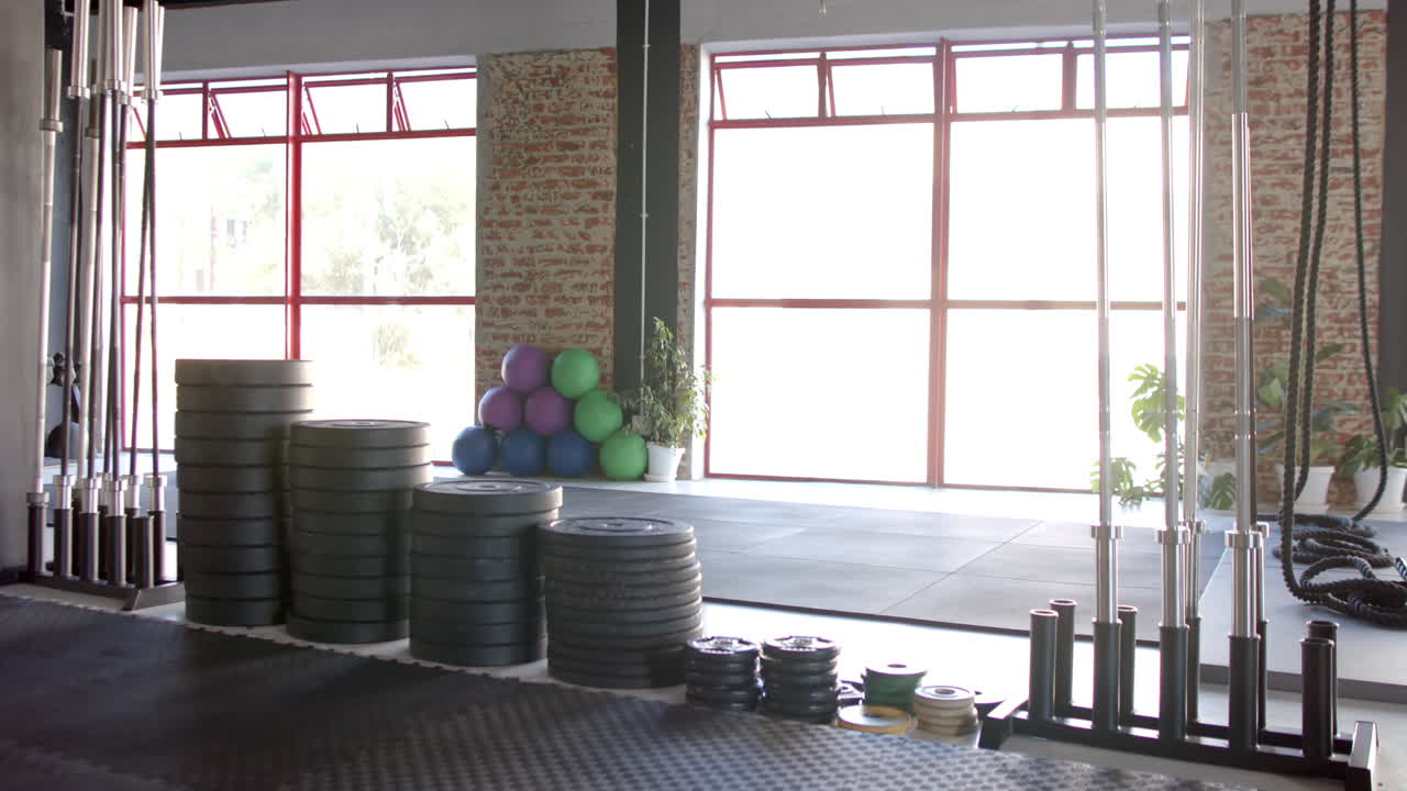 무게와 운동 공과 같은 체조 장비가 끔하게 배열되어 있습니다.