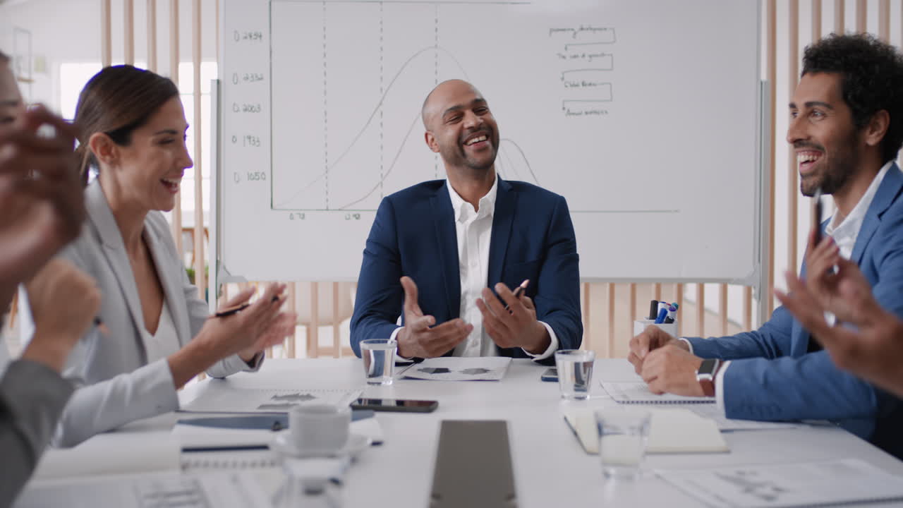 empresario profesional líder de equipo reunido con colegas compartiendo ideas creativas para un proyecto de inicio discutiendo la estrategia corporativa en la sala de juntas de la oficina