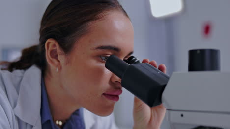 microscopio, búsqueda y ciencia con la mujer