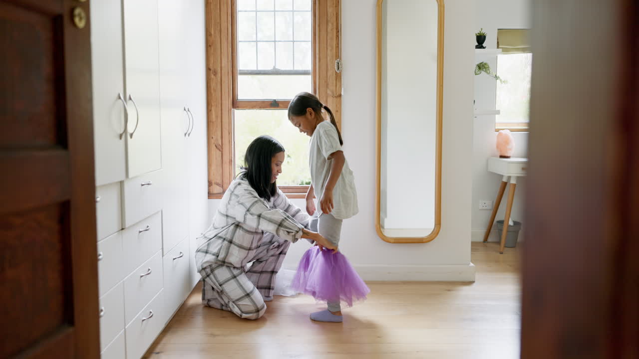 Mamma, bambina ballerina e vestito in casa per la cura