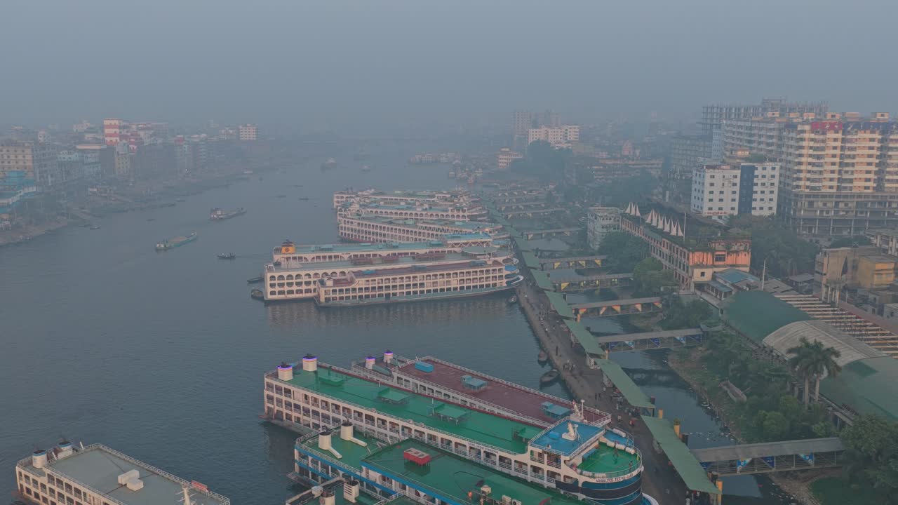 Fiume urbano trafficato a Dhaka, visto da una veduta aerea con intenso traffico di imbarcazioni