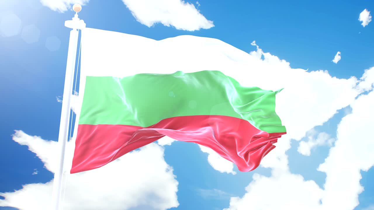 Realistische Flagge Bulgariens, wehend vor einem Zeitraffer-Wolkenhintergrund. Nahtloser Loop in 4K-Auflösung mit detaillierter Stofftextur