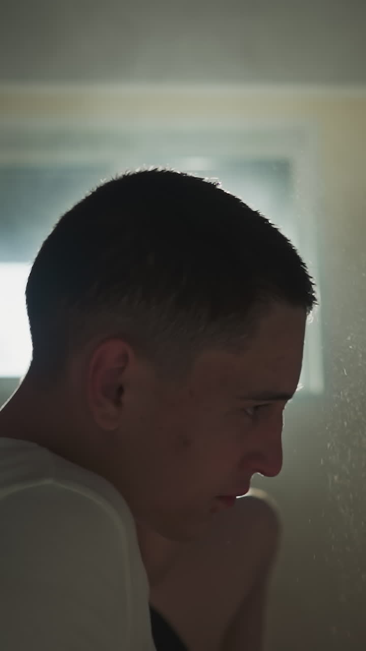 격렬한 권투 세션 후에 피곤한 남자는 으로 짧은 머리카락을 흔들고 스포츠 클럽에서 바닥에 떨어지는 물방울 스플래시.