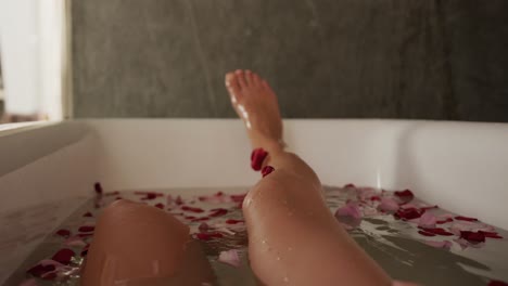 호텔에서 목욕을 하는 백인 여성