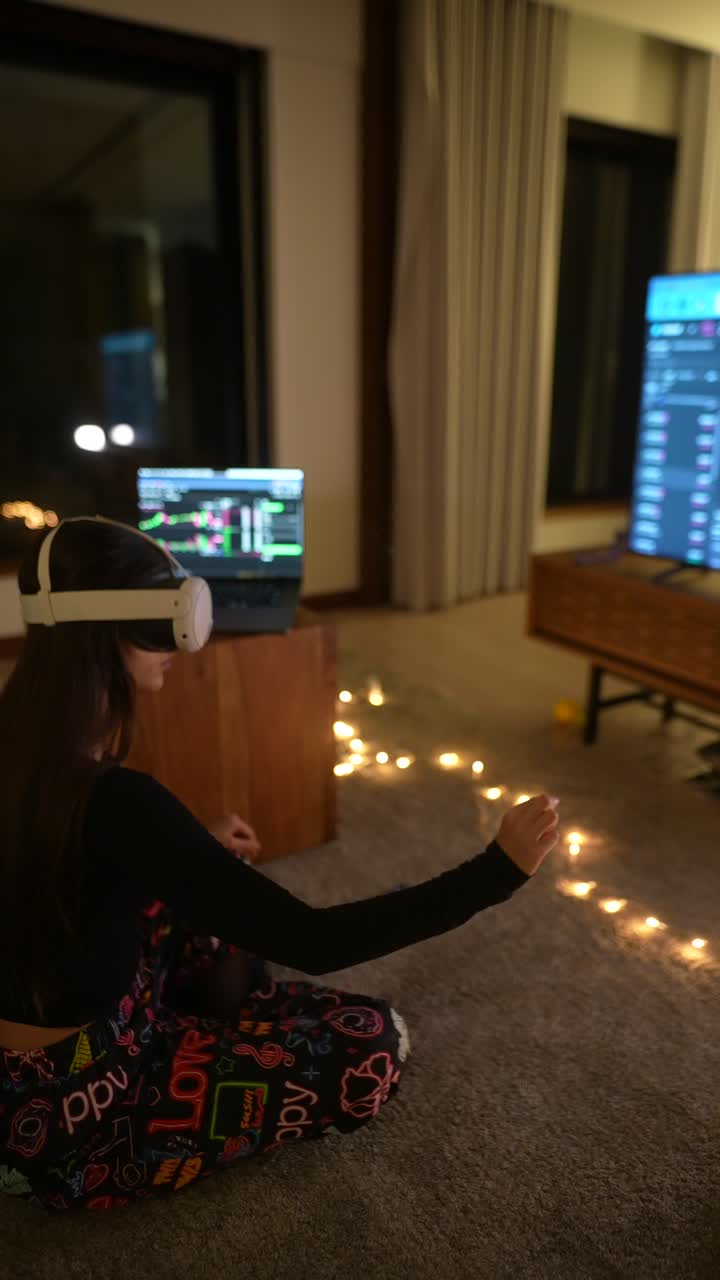 mujer usando auriculares vr en una sala de estar por la noche