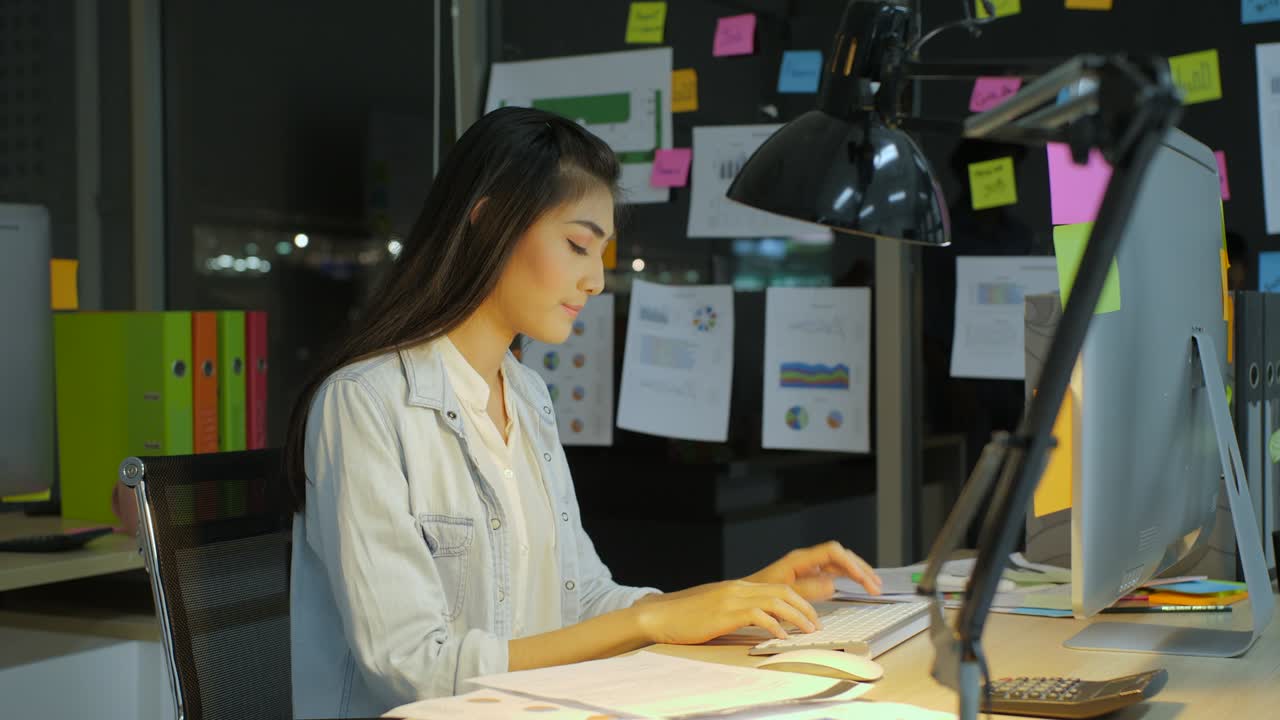Team di architetti di piccola impresa al lavoro di notte per un brainstorming creativo