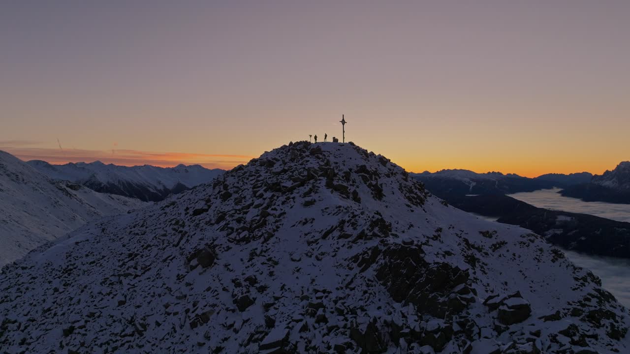 조용한 파란 시간 동안 눈  ⁇ 인 언덕 꼭대기에 두 개의 실루 ⁇