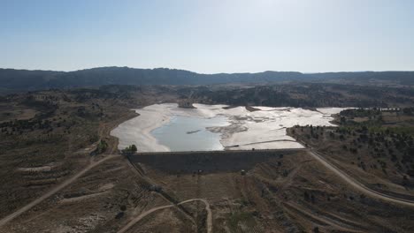 montaña de agua acumulada