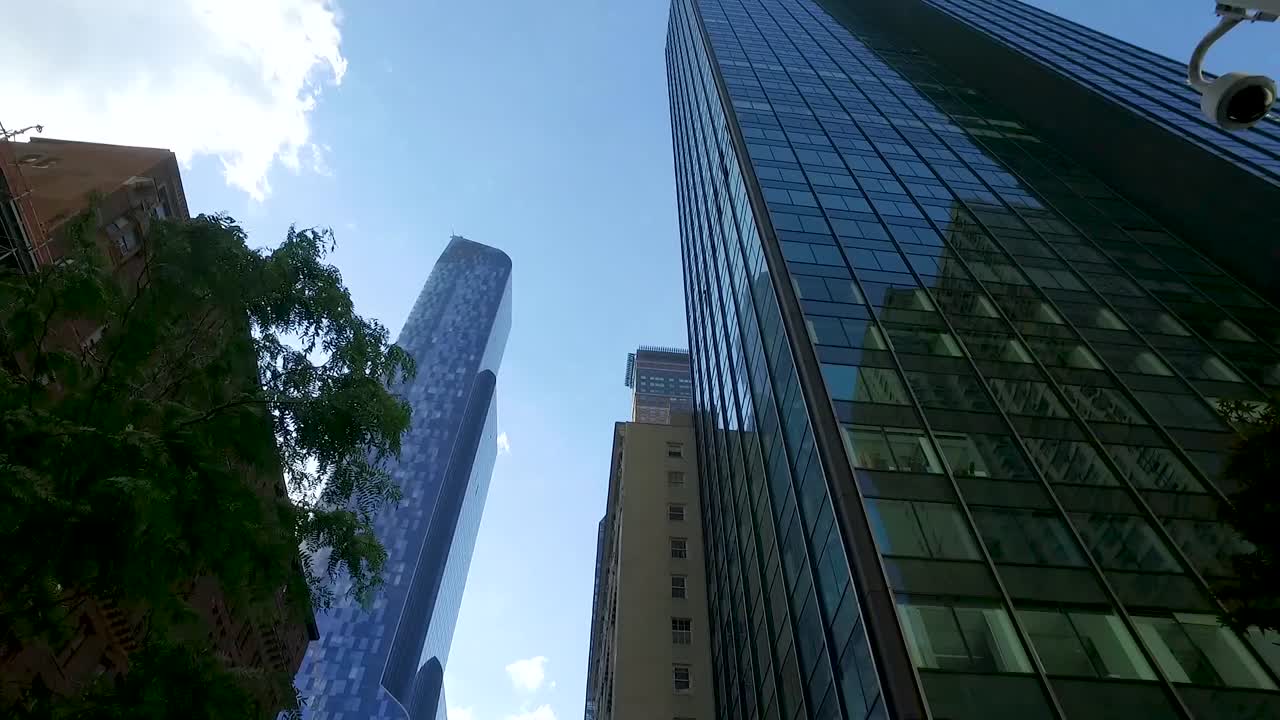 toma de cardán de rascacielos en nyc manhattan con un cielo perfectamente azul
