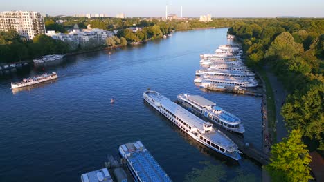 Parque-Treptower-Río-Ciudad-Berlín-Alemania-Día-De-Verano