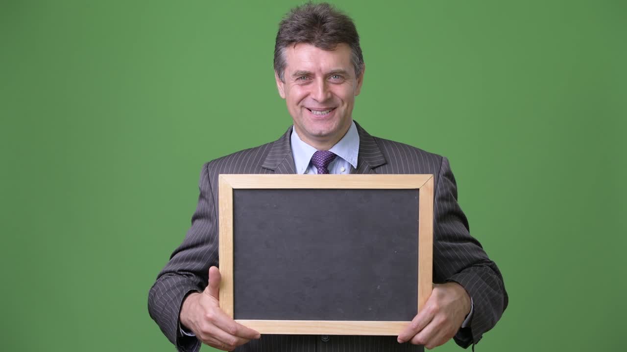 녹색 배경에 성숙한 잘생긴 사업가