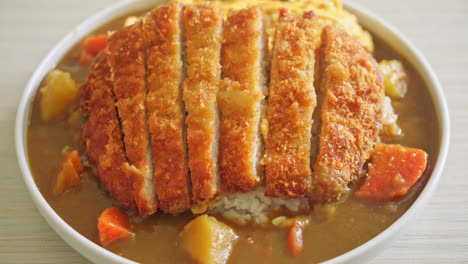 Curryreis-Mit-Gebratenem-Tonkatsu-Schweinekotelett-Und-Cremigem-Omelett---Japanische-Küche