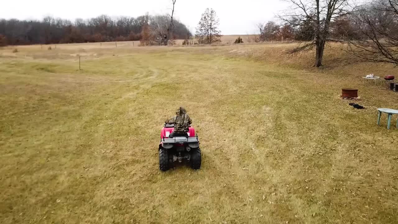 siguiente persona conduciendo un vehículo de cuatro ruedas y volando sobre el bosque y el lago