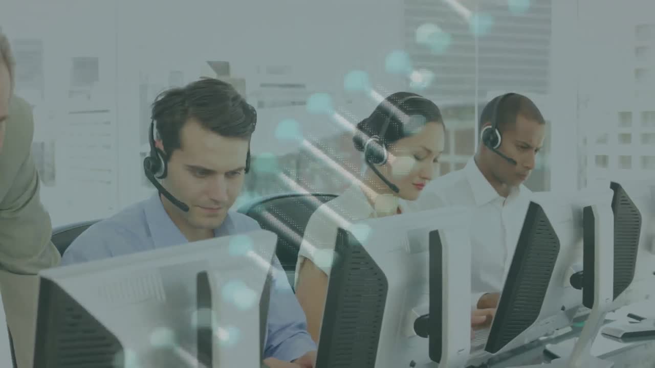 estructura de dna contra el equipo de ejecutivos de atención al cliente que usan auriculares de teléfono trabajando en la oficina