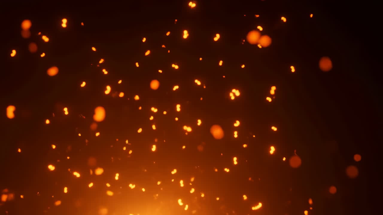 Glödande orangea kolbitar svävar över mörk bakgrund, långsamma gnistor, varm bokeh, virvlande aska, intensivt