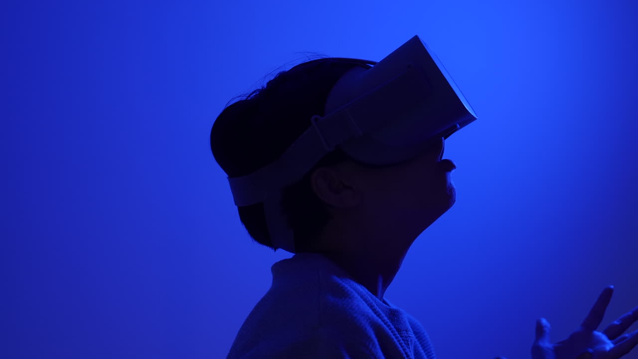 adolescente asombrado usando gafas vr metaverse abrumado con tecnología en la habitación azul