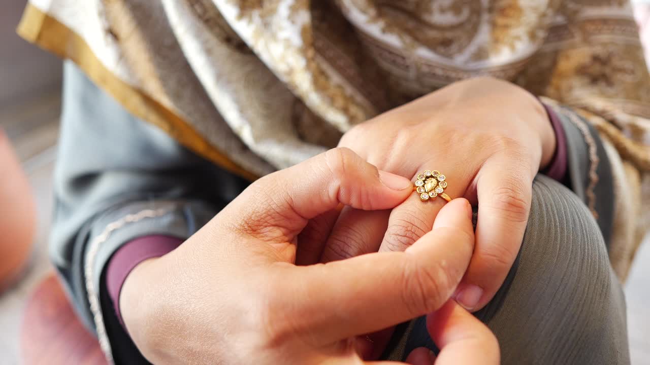 반지를 입으려고 하는 여자