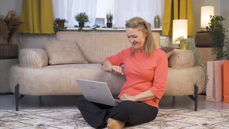 Die-Frau,-Der-Die-Anwendung-Auf-Dem-Laptop-Gefällt,-Ist-Glücklich.