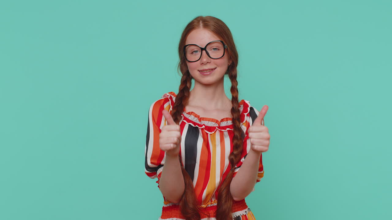 pelirroja chica elegante chica mostrando los pulgares hacia arriba y asintiendo con la cabeza en aprobación, exitoso buen trabajo