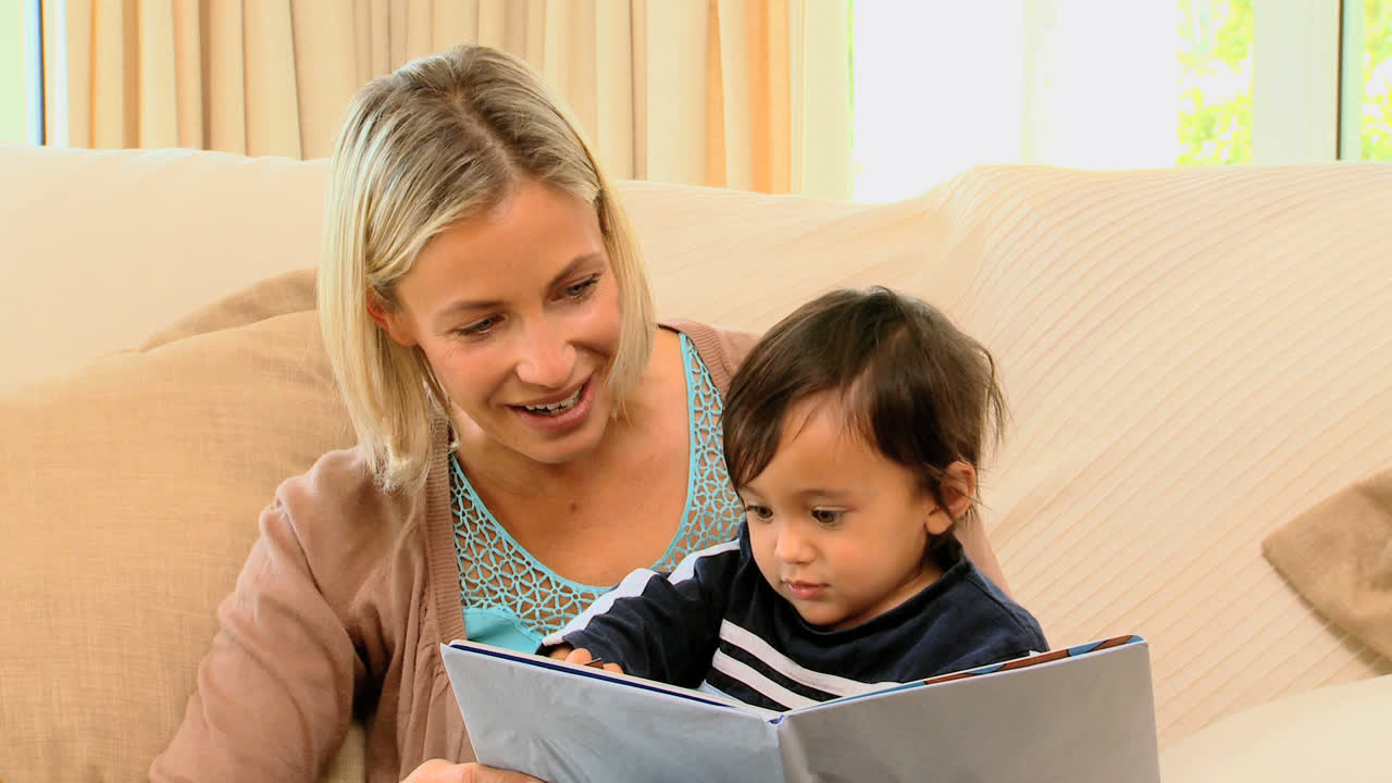 una madre leyendo un libro con su hijo