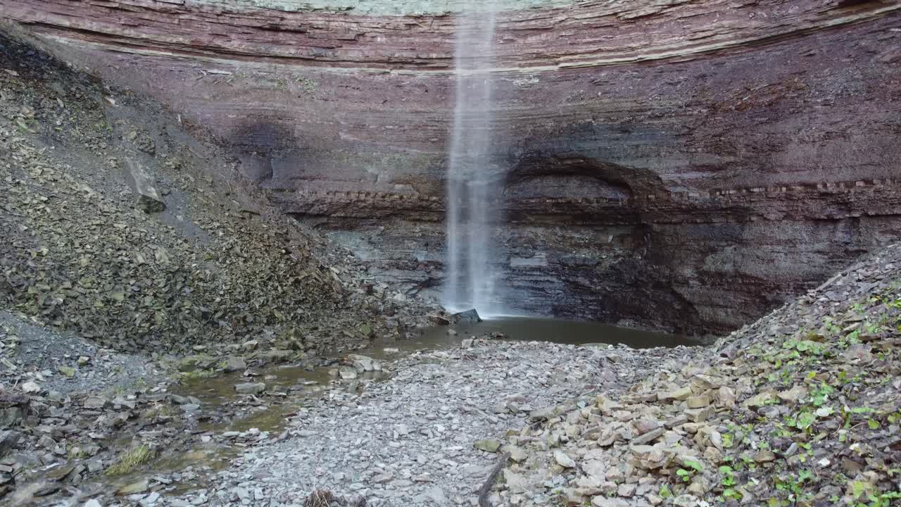 Luftfoto av Devil's Punchbowl ved bunnen