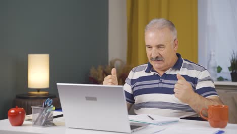 trabajador de oficina en casa anciano auto-motivado.