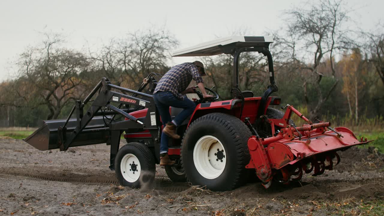 에서 트랙터를 운행하는 농부