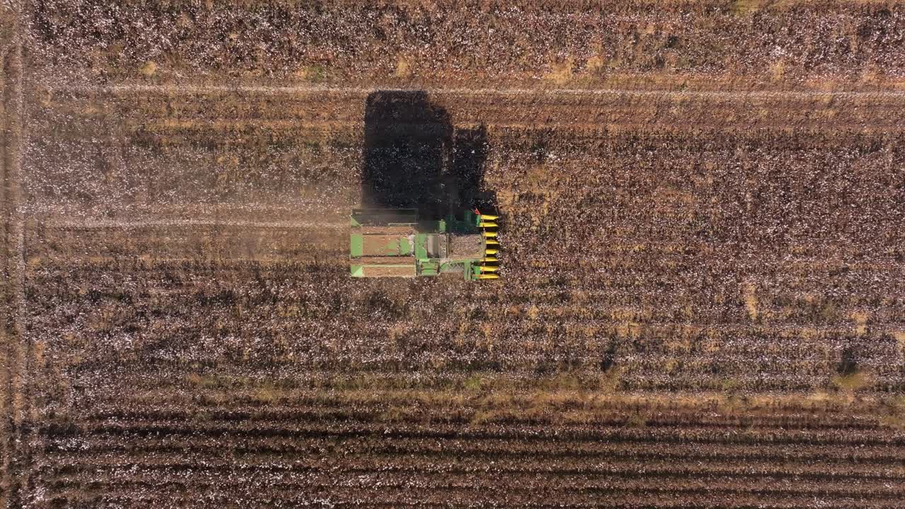 Panorama da drone di una raccoglitrice di cotone su terreni agricoli con sfondo montuoso, Grecia