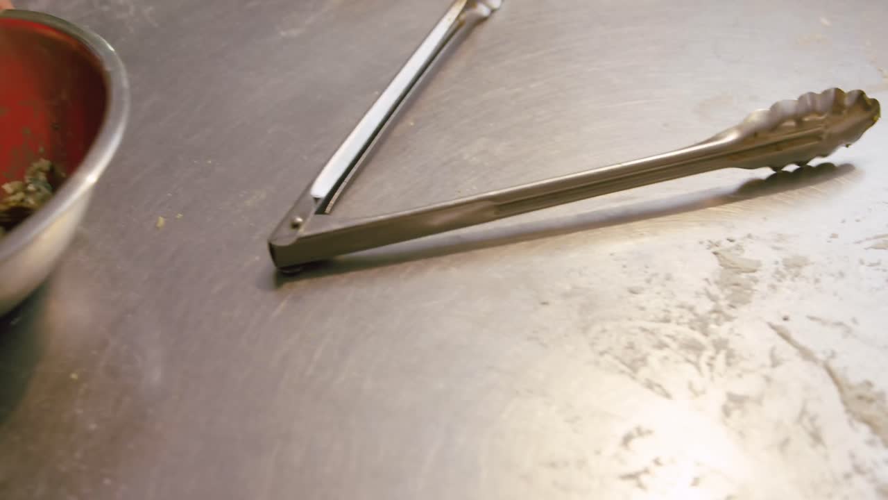 panadero preparando pasta en una panadería 4k