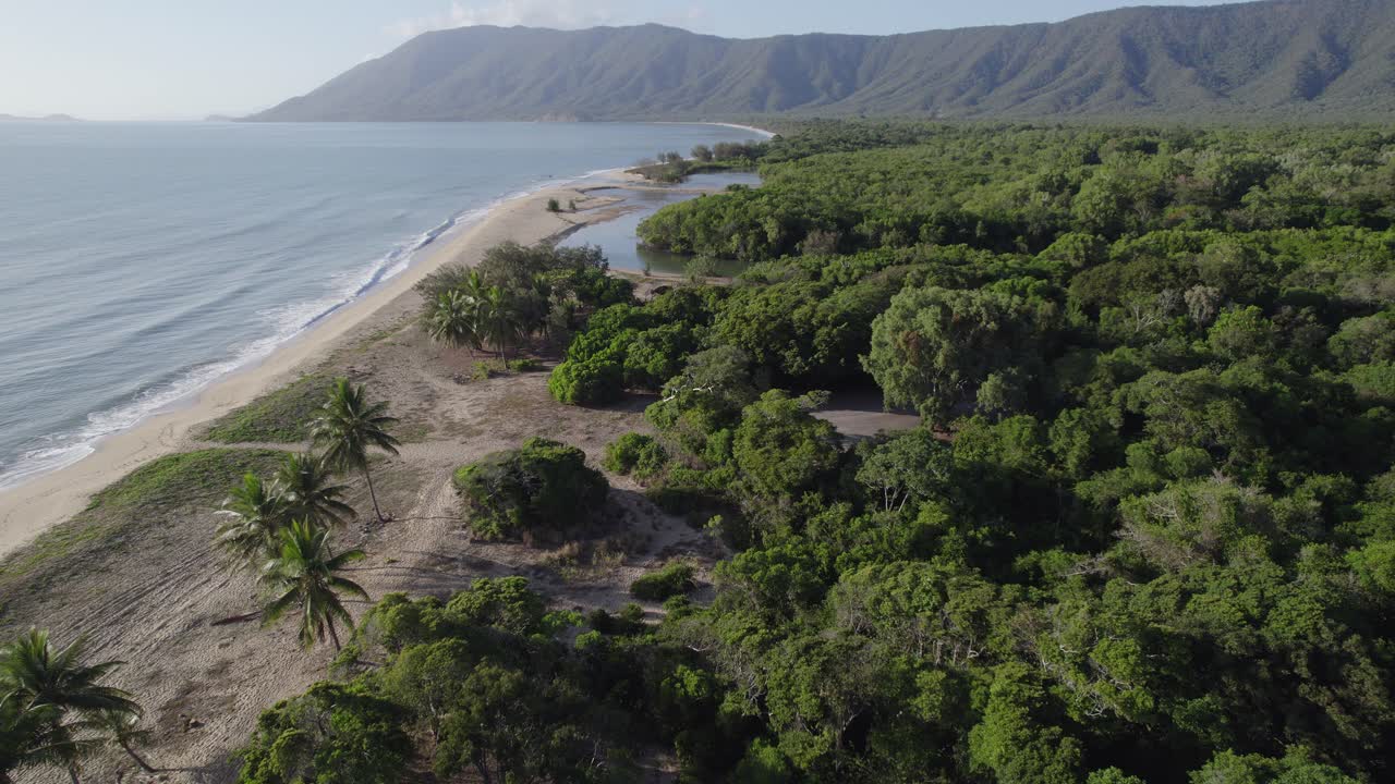 océano escénico en la playa de wangetti en el norte de queensland, australia - toma aérea de drones