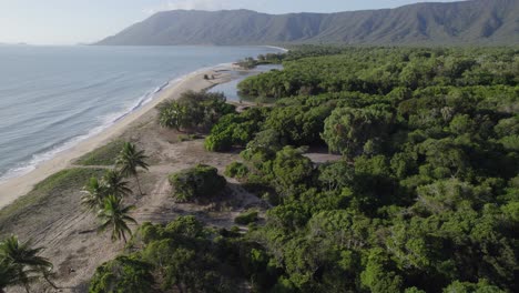 Océano-Escénico-En-La-Playa-De-Wangetti-En-El-Norte-De-Queensland,-Australia---Toma-Aérea-De-Drones