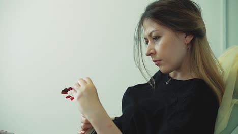 una chica bonita se sienta en una silla en un salón de belleza