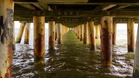 debajo del muelle en la costa de polonia con pilares rústicos, gdynia orlowo