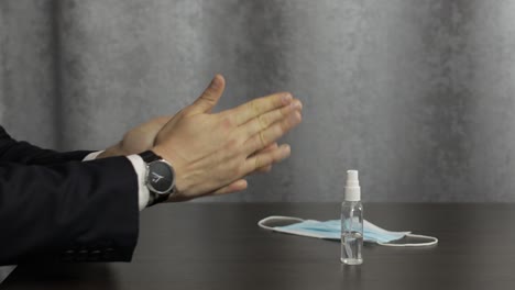 hombre usando una botella de spray de alcohol líquido con las manos. coronavirus