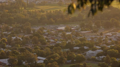 Nahaufnahme-Von-Häusern-Und-Geschäften-In-Tamworth,-Gesehen-Vom-Malerischen-Aussichtspunkt-Oxley,-New-South-Wales,-Australien