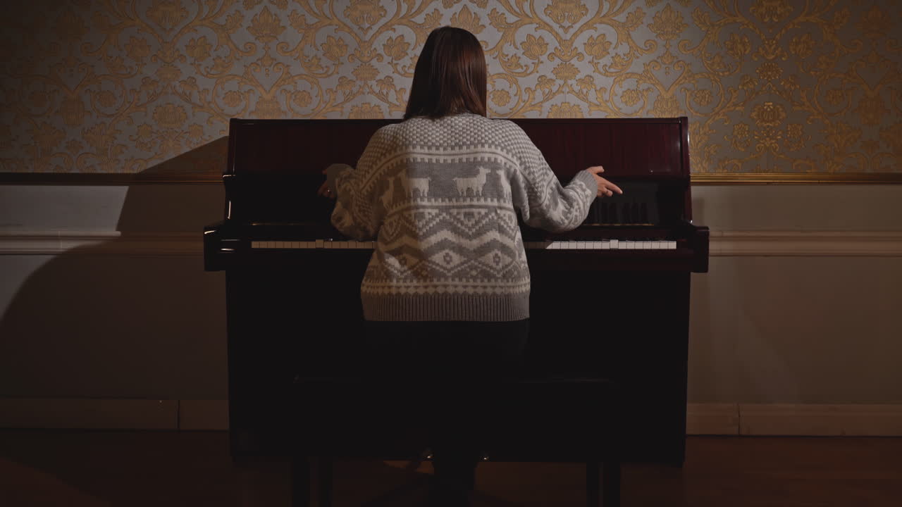우아한 인테리어에서 피아노를 연주하는 여자