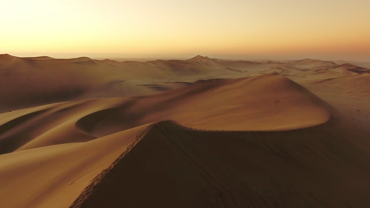 caminando a través de la forma de dunas