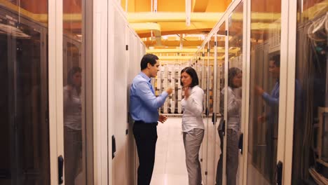 técnicos discutiendo entre sí