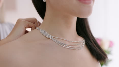 boda, joyas y collar de diamantes con una mujer