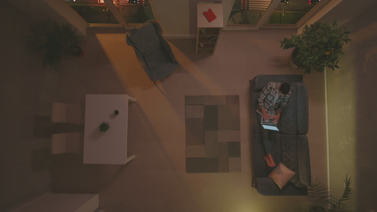 노트북 을 들고 소파 에 누워 있는 사람