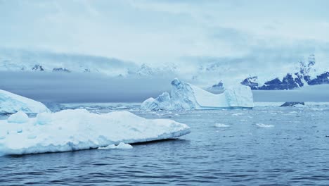 Eisberge-Und-Meer-In-Der-Antarktis,-Wunderschöne-Dramatische-Blaue-Küstenlandschaft-Und-Meereslandschaft-An-Der-Küste-Der-Antarktis,-Eisige-Wintermeerszene-Mit-Eis