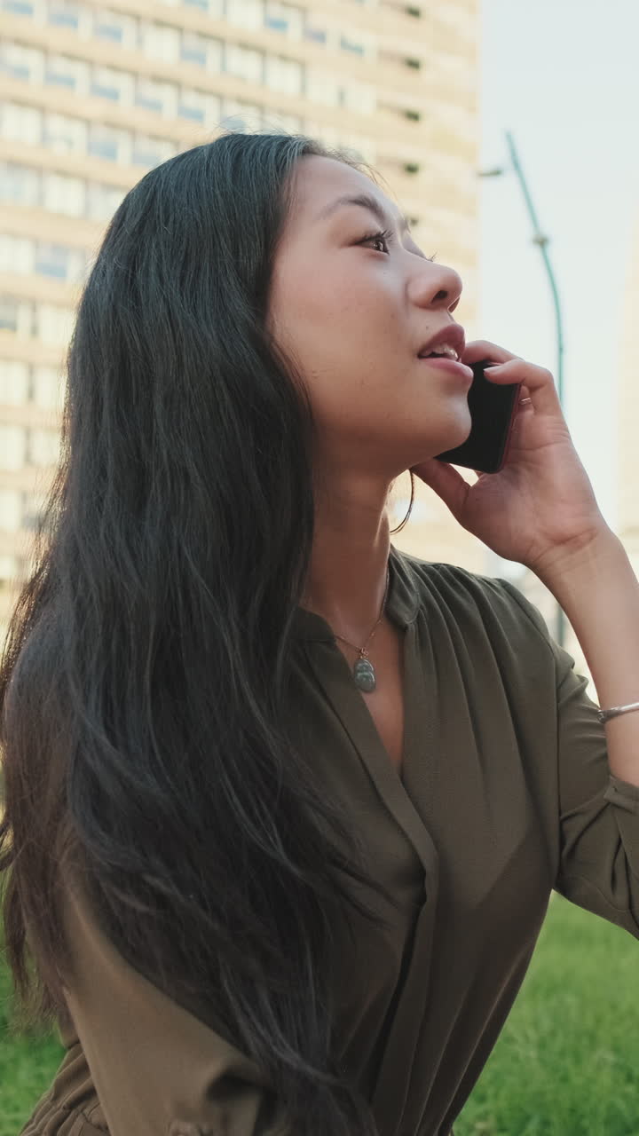 야외에서 전화 통화하는 여자