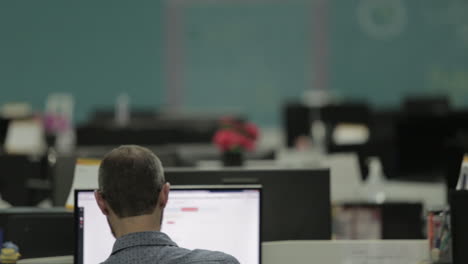 hombre solitario trabajando en una oficina vacía