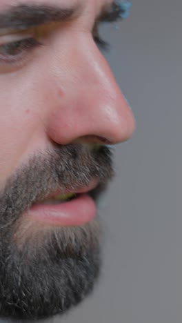 perfil en primer plano de un hombre con barba