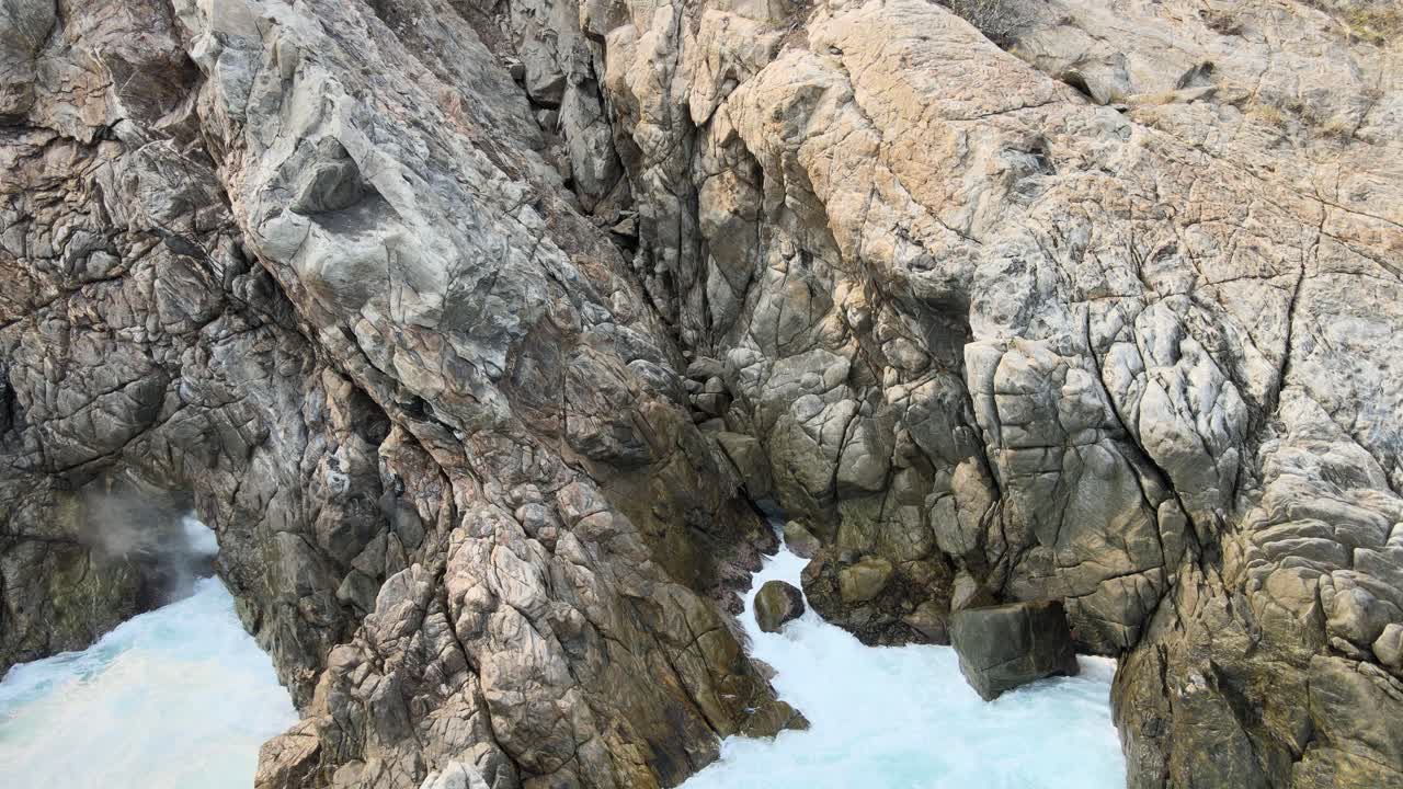 отступить перед скалами вблизи обрыва