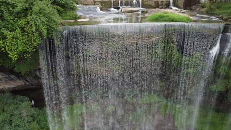 UAV-Schießen-Auf-Den-Wasserfall