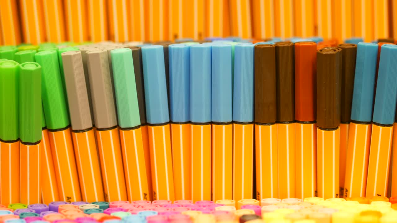 exhibición de bolígrafos coloridos