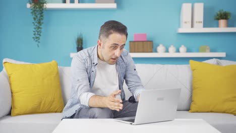 Mann-Schaut-Erstaunt-Auf-Den-Laptop.